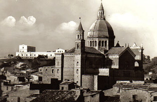 La madrice con, in fondo, il seminario nella prima metą del XX sec.