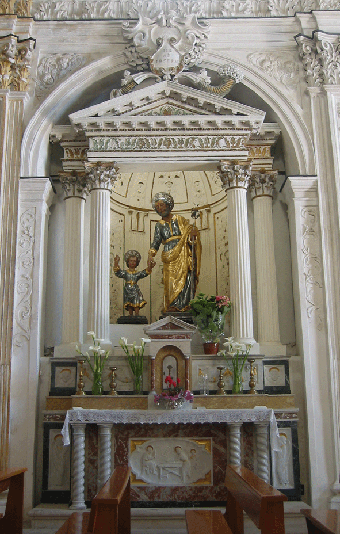 La settecentesca cappella di S. Giuseppe con la statua del Santo Patriarca e del bambino Ges�
