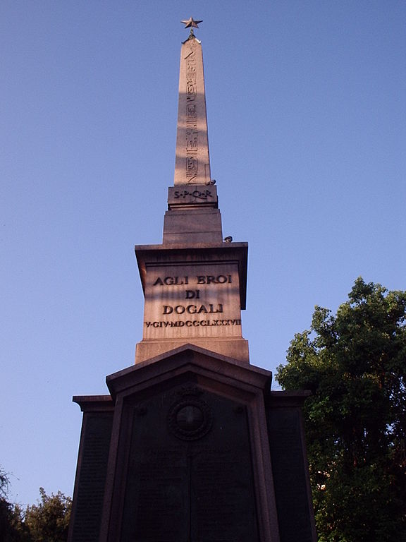 Stele funeraria dedicata afli eroi di Dogali in&nbsp;piazza dei Cinquecento, angolo viale L. Einaudi, a Roma